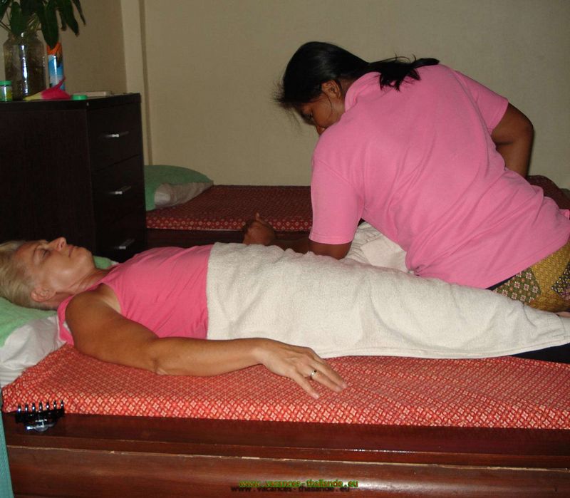 location de maison sur koh samui thailande pour massages thailandais . Les massages thaïlandais sont connus et incontournables. Vous en ressortirez détendu, et zen. Les salons de massage sont très nombreux sur Koh Samui pour quelques bath. Il faut absolument y faire un détour. Comme son nom l'indique ce type de massage est né en Thaïlande, plus précisément dans les temples bouddhistes. Les ermites (considérés comme des médecins là bas) pratiquait l'auto-massage pour entretenir leur corps et leur esprit. Le temple du Bouddha couché ( Wat Pho) est historiquement le temple où le massage thaï est né. Il y est encore enseigné de nos jours et fait parti des hauts lieu du massage thaïlandais mondiaux. Ce massage est un massage par points d'acupression qui dure entre 1h30 et 2h. Le ou la masseuse commence de la voûte plantaire et remonte progressivement jusqu’à la tête tout en alternant diverses positions qui feront bouger et détendre les muscles de tout le corps afin de ré-aligner les lignes d'énergie liées au corps.
Cette pratique est notamment recommandée pour les problèmes de stress, de pression artérielle, de fièvre, de maux de dos, de maux de tête et même de constipation. 